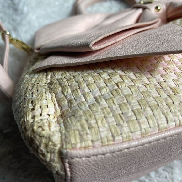 Betsey Johnson Beige Straw Satchel/Shoulder bag .large faux leather bow accent. - Picture 12 of 14